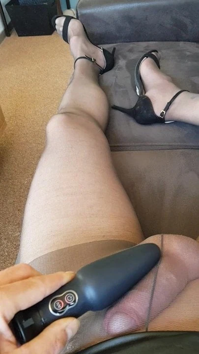 Cum en mis pantimedias y tacones