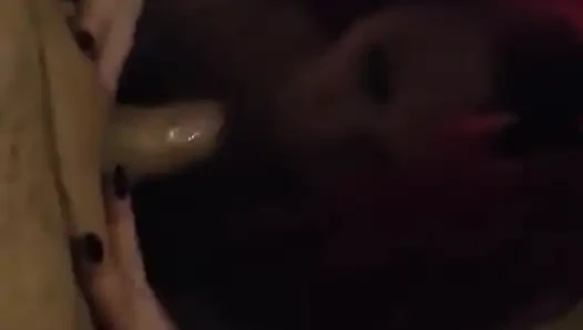 Tante semok ini lagi asik nyepong kontol sampai mengerang keenakan!