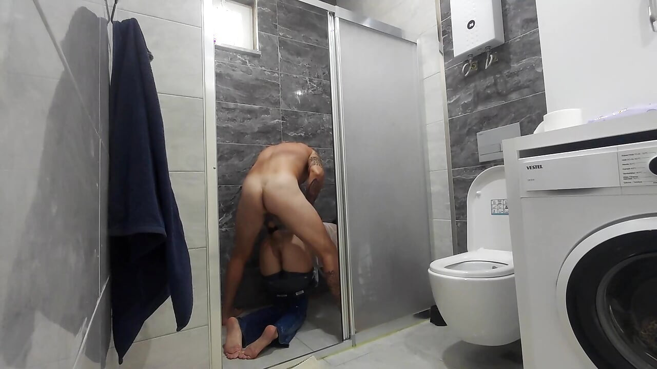 Ich ficke eine heiße Stiefmutter in Kleidung unter der Dusche!