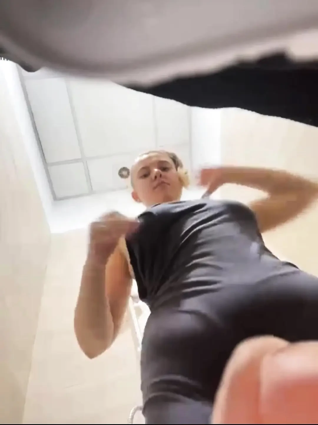 Extreme squirting in the public gym with jucielussie
