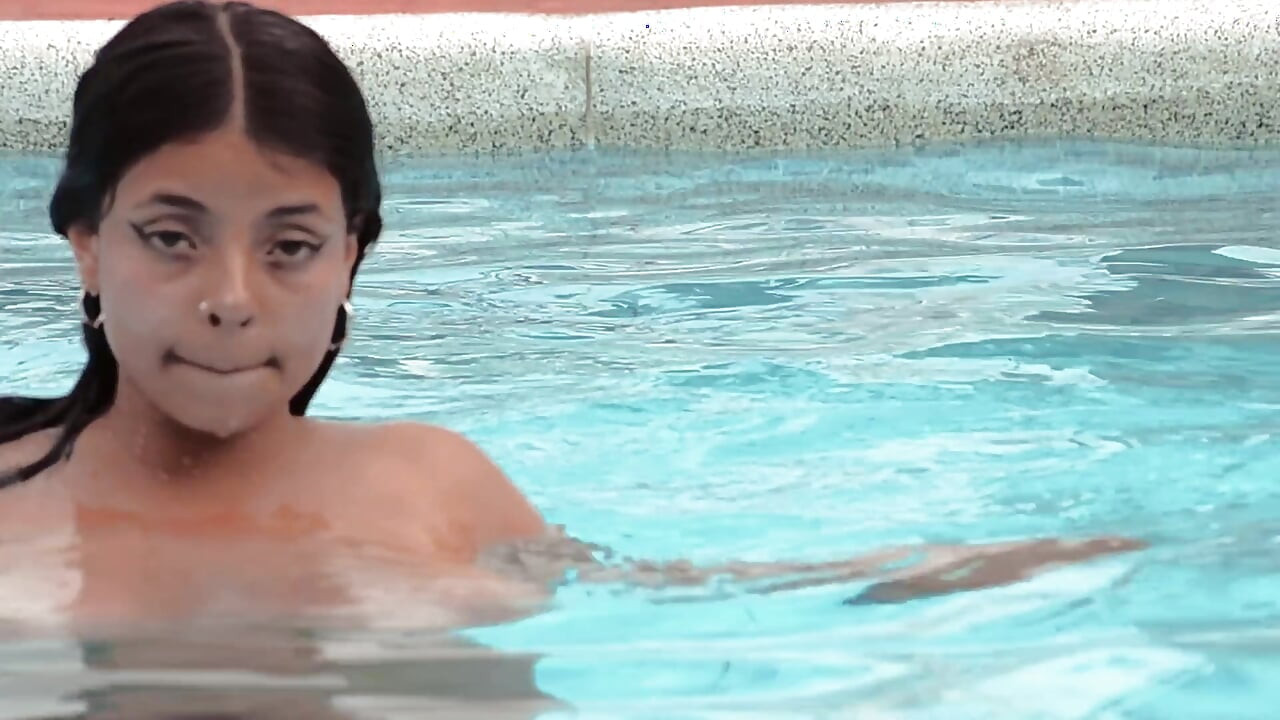 Rsellamb: Plivam gola vani licem prema gore Kolumbijska modelka: Luu Sell