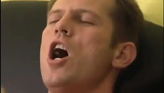 Memek cewek rambut pirang ini dientot habis-habisan sama kontol besar sampai muncrat berkali-berkali