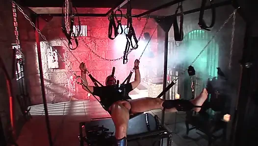 Зафиксированным рабом доминирует его госпожа