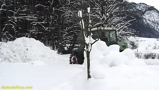 Alman tombul çiftçinin üvey kızı sikiliyor