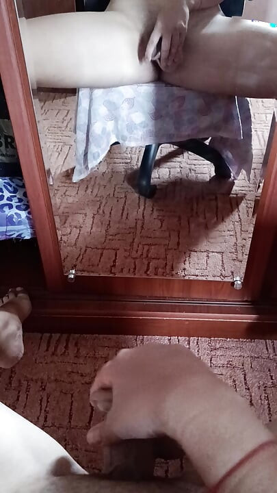 Sam w domu przed lustrem, masturbacja POV dildem