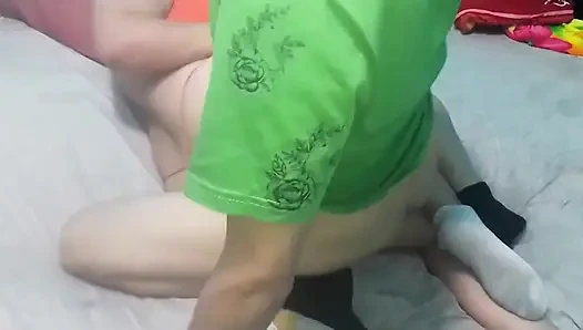 Parmaklarımı vajinasına sokuyorum, emiyor ve yanlara koyuyorum