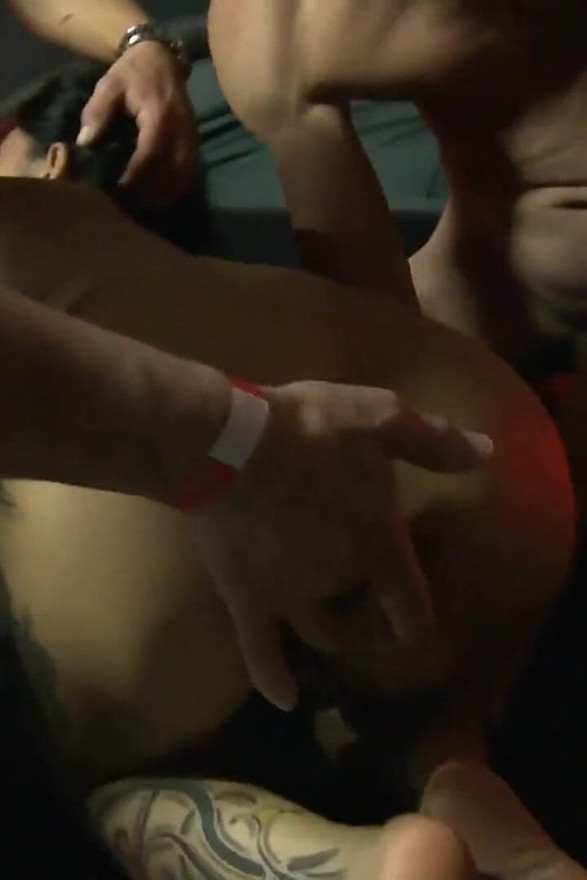 Chica caliente chupa tres pollas enormes mientras se la follan