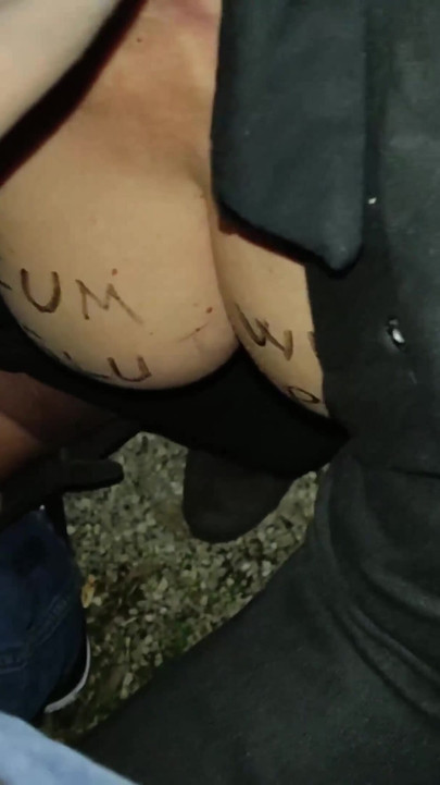 Moment à voir absolument de « Je me masturbe en suçant sa grosse bite dans le parc »
