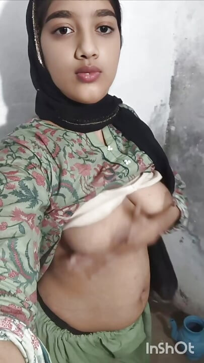 Schönes hijabi-mädchen, das heiße große möpse zeigt