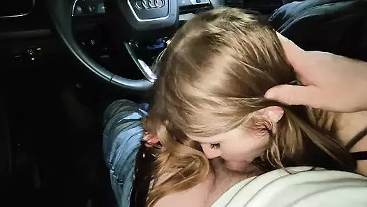 Jolie Rousse SexWife sucé dans la voiture tandis que le mari est un perdant, cocu doigté à la maison