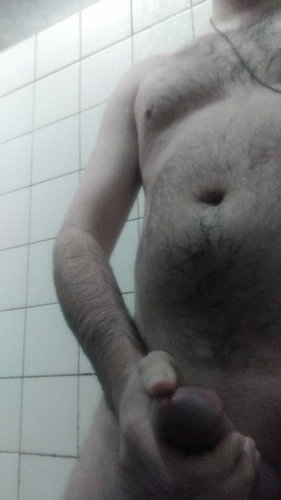 女性に自分のチンコを見せびらかすなんて。