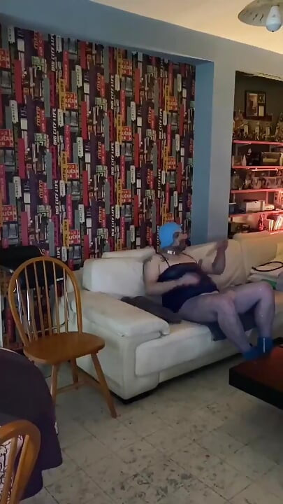 Грязная сисси шлюха в синем наряде играет с жестким сексом из задницы в рот