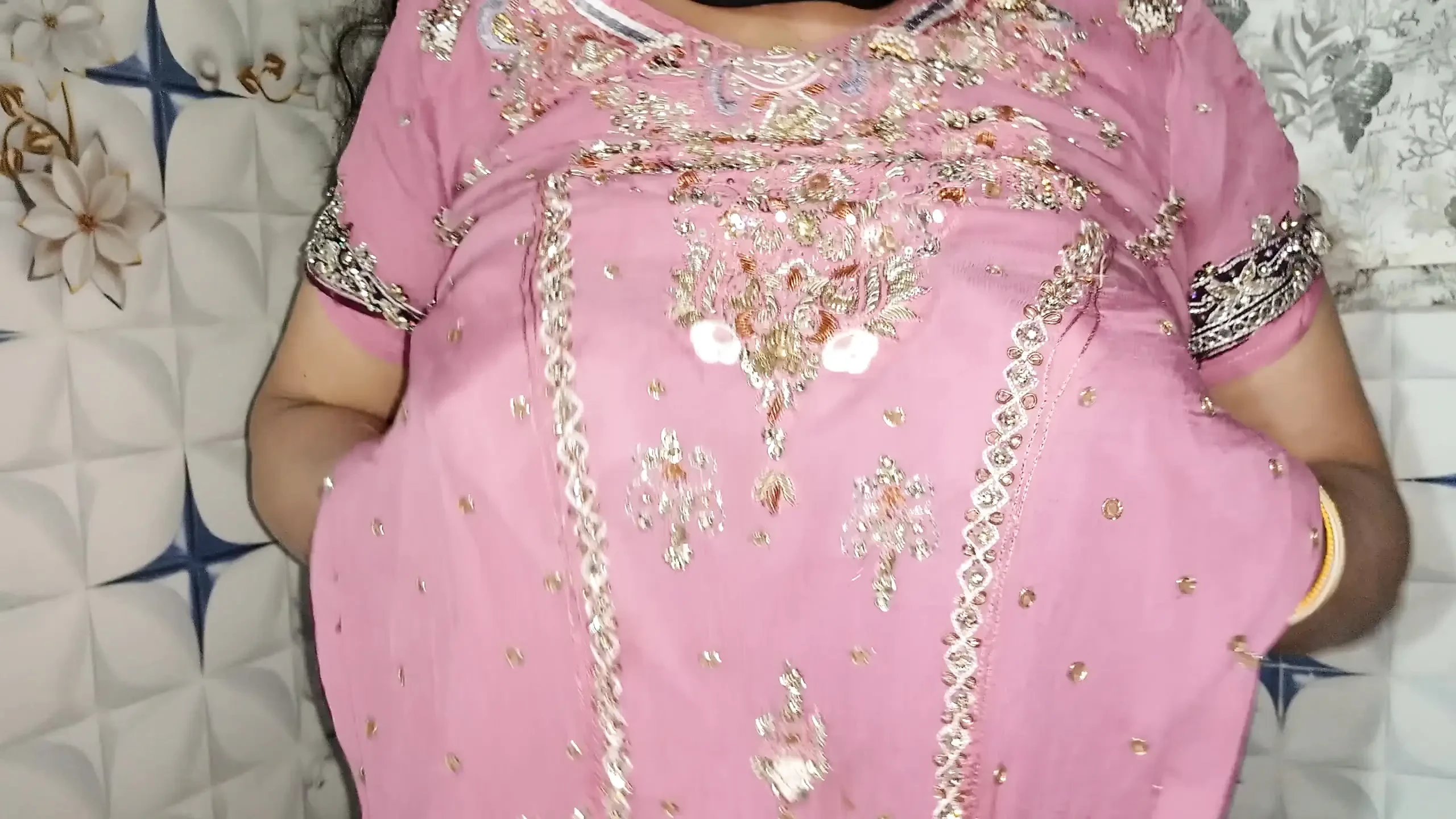 देसी सौतेली भाभी को पेशाब में उंगली करना और फुहार छोड़ना पसंद है