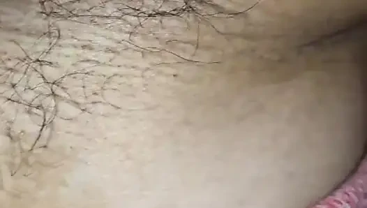 Melove kıllı koltuk altlarını ve onu gösteriyor...