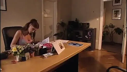 Klasik sürtükler için sert seks canavar siyah ve beyaz yaraklarla sikiliyor (tam film)