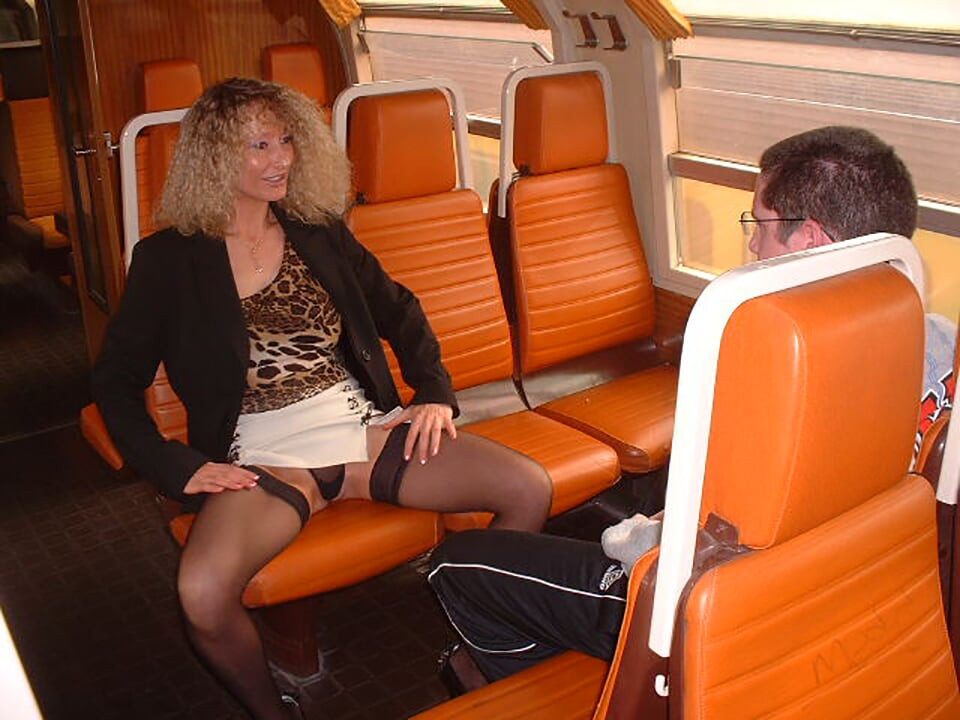 Le puceau du train et la milf exhib