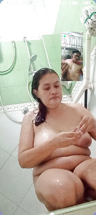 ella chorrea cuando le dedean el coño.