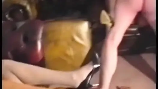 Muhteşem hatun ıslak amını büyük bir direğe sert siktirmeyi seviyor