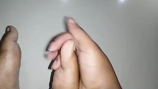 Sevimli ateşli kız 18+ tüm finansal varlıklarınız karşılığında zevkiniz için güzel temiz ayaklarını sunar.