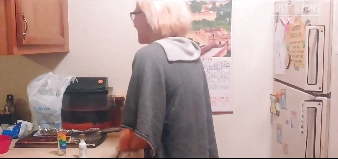 내 자지를 빨아주는 18세 소녀