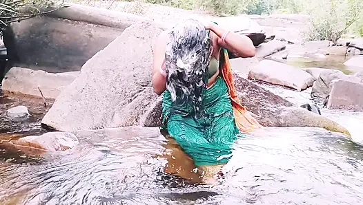 Tante seksi telugu lagi asik sambil ngomong jorok di kamar mandi