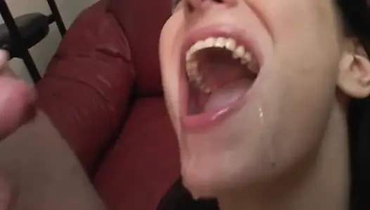 Verführerische brünette leckt und neckt pulsierenden schwanz vor dem fingern