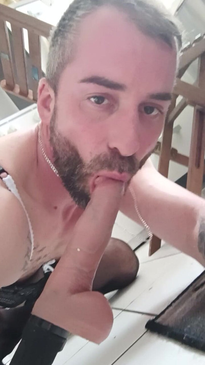 Tôi bú một con cu to đồ chơi crossdresser