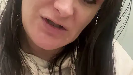 Care Aide molada umumi banyoda boşalıyor