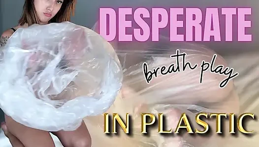 Çaresiz velet plastik içinde oynuyor
