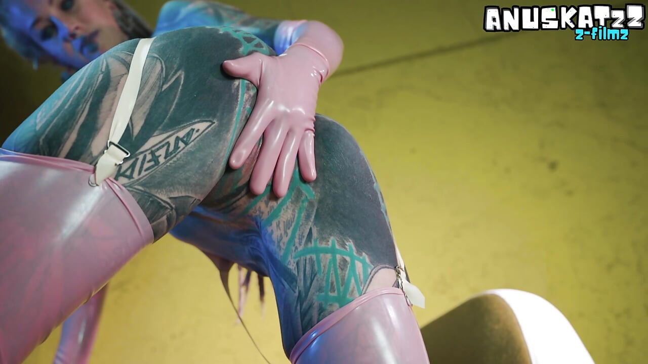 Tetovált latex csaj, önkontroll hatalmas játékokkal, nyögő orgazmus