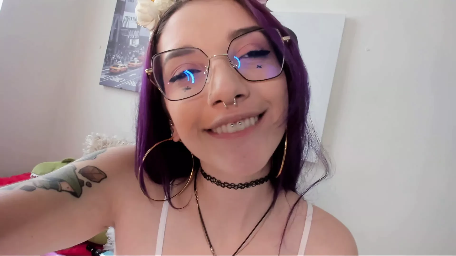 Sexy Colombian with purple hair and a heart-stopping body loves to seduce men with deep pockets so they donate to her