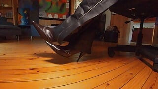 Lederkniffe und spitzen stiefel