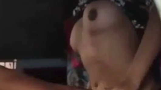 Olgun Nepalli çift yatak odasında ateşli seks yapıyor