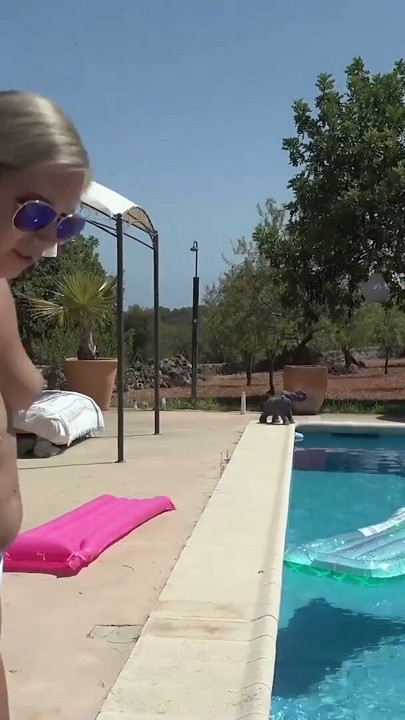Nackt im Pool Sie wird gefickt | Clip 1