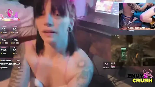 Fileli oyuncu kız dizlerinin üstüne çıkıyor