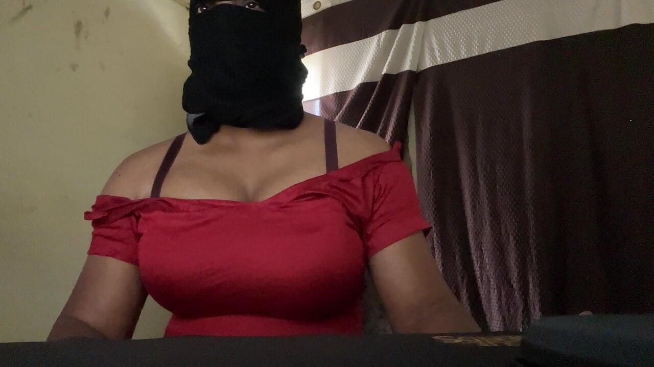 transvestit mit dicken möpsen neckt in rotem anzug, salwar