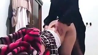 Chica de Arabia Saudita tiene sexo con su amiga, se la follan duro