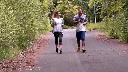 Sexy brünette mit dickem arsch genießt in hartem outdoor-fick in ihre breite muschi