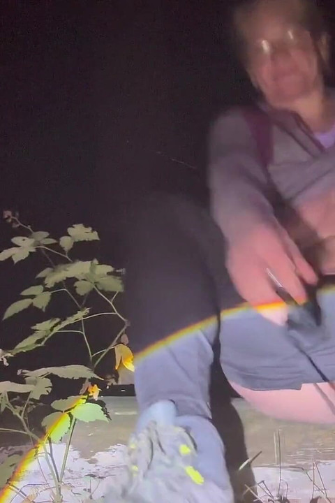 الاستمناء مع ضوء اللحم في الغابة