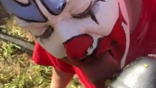 Clown verehrt schlammigen Stiefel mit heißer Soße