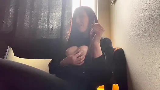 Итальянка с большими сиськами с длинными волосами Artemisia обожает сеанс курения сигареты