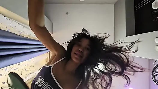 Aku lagi asik muasin kakiku pakai sia-sia!