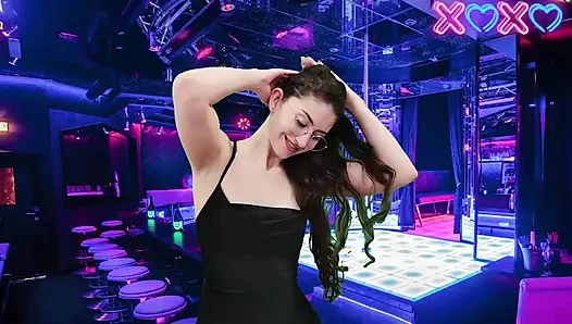 SINNLICHE STRIPPERIN GIBT BLOWJOB