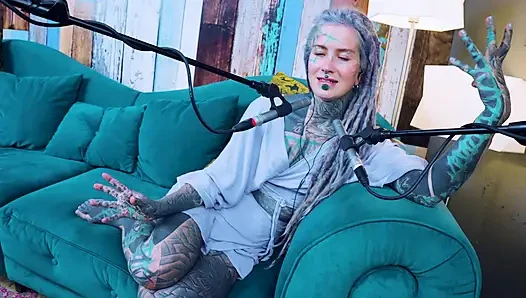 Ich spreche über U - unbequem - ASMR podcast SFW spricht goth dünnes mädchen dreadlocks tattoo-modell inked mädchen