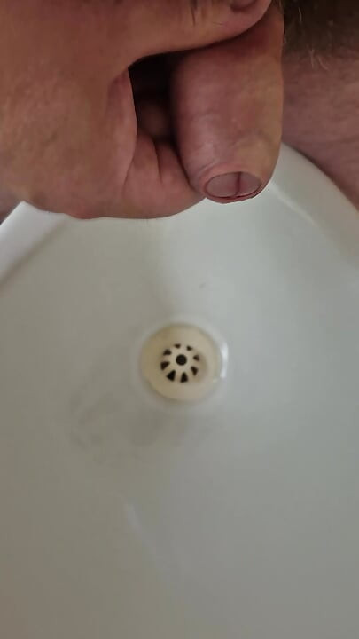 Branlette aux toilettes publiques