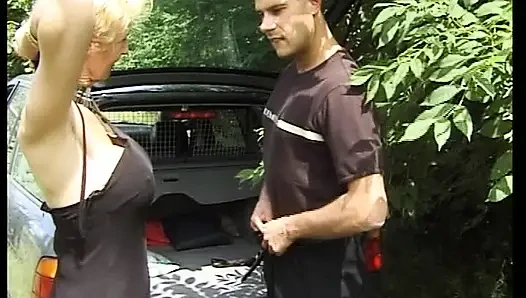 Blonde deutsche milf mit dicken titten reitet schwanz im kofferraum eines autos