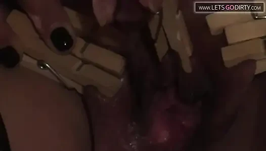 Ateşli kız dildoyla sikiliyor ve amcığı peglerle kırpılıyor