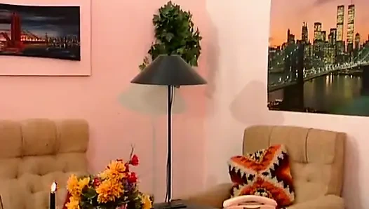 Французская дама в красном нижнем белье сосет член в гостиничном номере