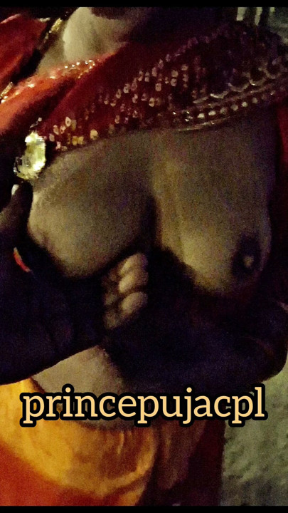 Puja kävelee alasti tiellä