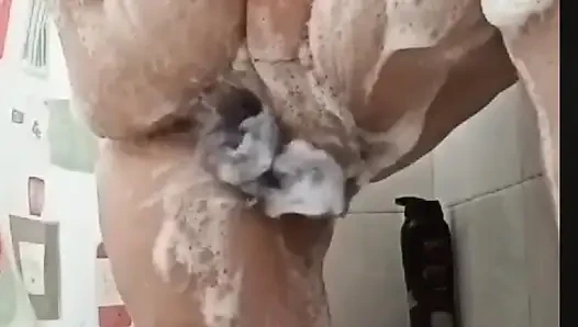 Gadis masturbasi di kamar mandi